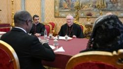 Cardinalul Pietro Parolin, monseniorul Mihăiță Blaj și premierul Republicii Cabo Verde, José Ulisses Correia e Silva