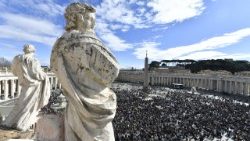 教皇レオ14世によるお告げの祈りに集った人々　2026年2月15日　バチカン・聖ペトロ広場