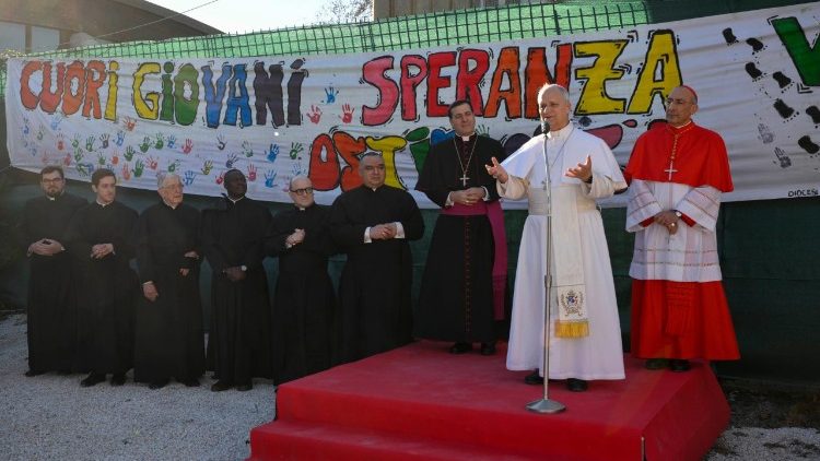 Sauda&ccedil;&atilde;o &agrave;s crian&ccedil;as do Catecismo e aos jovens de diversos grupos.