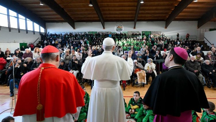 Papa Lav XIV. u sportskoj dvorani župe u Ostiji