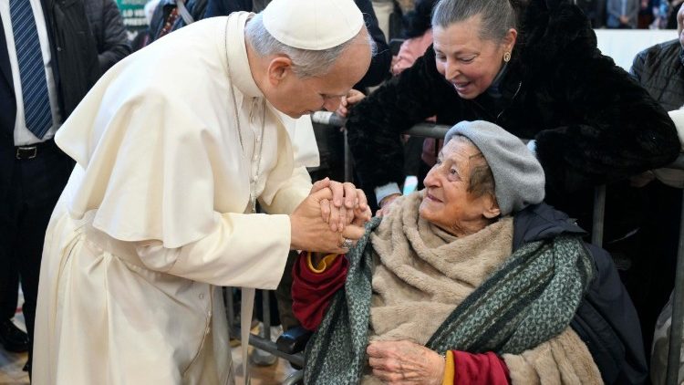 O abra&ccedil;o do Papa aos idosos e doentes