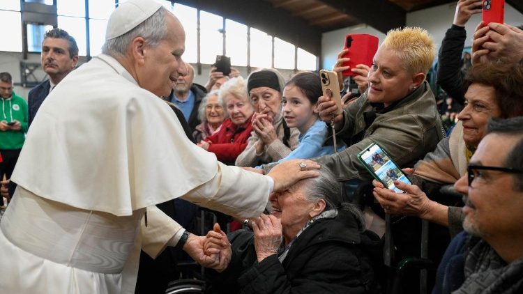 Ze szczeg&oacute;lnym wzruszeniem na Ojca Świętego czekali starsi i osoby chore