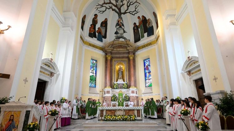 Blick in die Pfarrkirche in Ostia