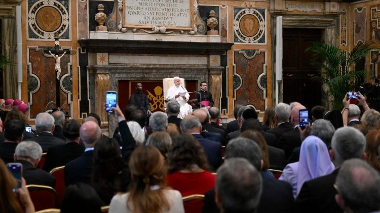 Папата с участниците в пленарното събрание на Папската академия за живота