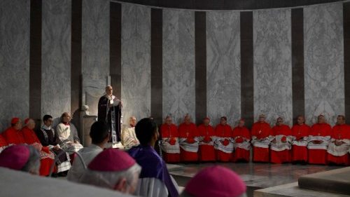 El Papa: No quedarnos entre las cenizas del mundo, sino convertirnos y reconstruir