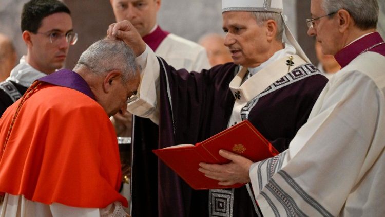 Papež Lev XIV. udílí popelec kardinálu Hollerichovi, bazilika sv. Sabiny, 18. února 2026