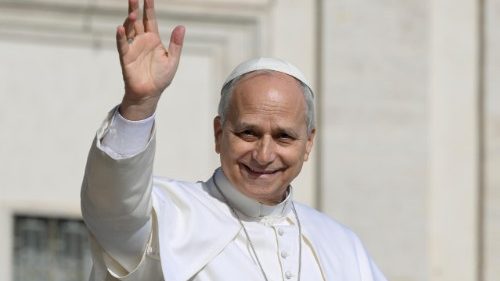 A p&aacute;pa katek&eacute;zise: Isten az egyh&aacute;zon kereszt&uuml;l gyűjti egybe &eacute;s mag&aacute;hoz az emberis&eacute;get