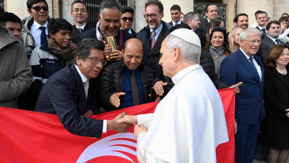 El Papa saluda a miembros de la Universidad Católica Santo Toribio de Mogrovejo