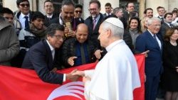 El Papa saluda a miembros de la Universidad Católica Santo Toribio de Mogrovejo