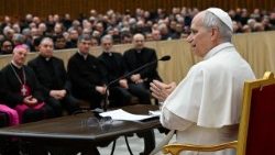 Papież zachęcił księży do budowania braterskich relacji, regularnych spotkań i wspólnego studiowania 