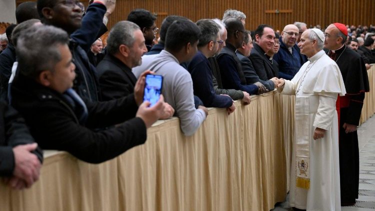 El Papa saluda al clero romano en el Aula Pablo VI el jueves 19 de febrero de 2026