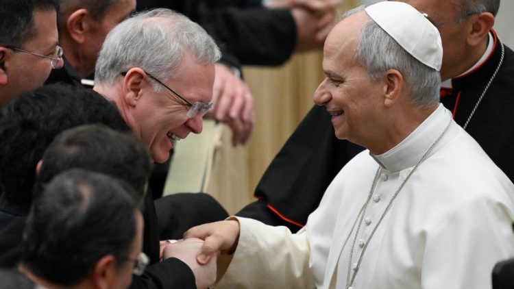 A p&aacute;pa &uuml;dv&ouml;zli a r&oacute;mai papokat