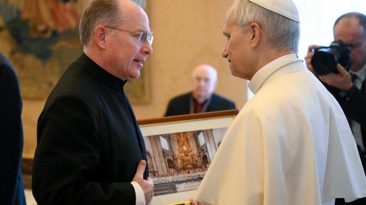 Le Pape recevant un cadeau du Supérieur Général des Légionnaires du Christ.