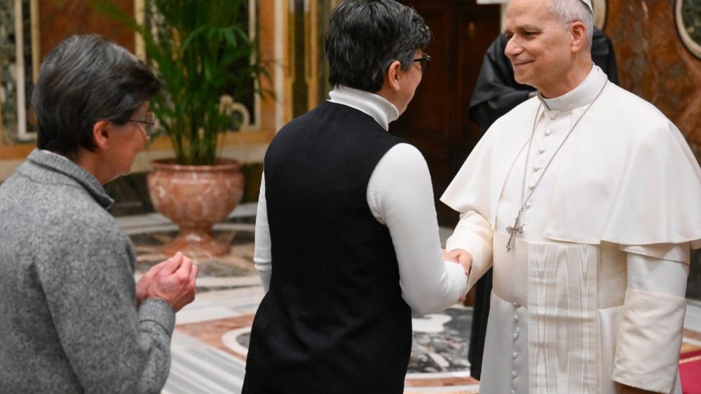 El Papa saluda a las religiosas