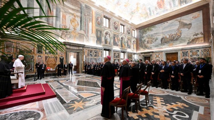 संत पापा लियो 14वें "पोलिकोरो प्रोजेक्ट" के सदस्यों  के साथ