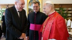 Leon XIV podczas spotkania z prezydentem Węgier Tamásem Sulyokiem.