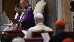 2026.02.22संत पापा लियो 14वें, कार्डिनलों और परमधर्मपीठीय विभागों के प्रमुखों के साथ चालीसा आध्यात्मिक साधना में भाग लेते हुए