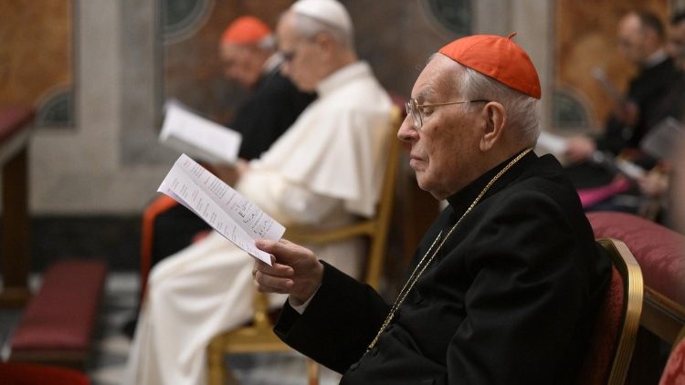 El Papa León XIV, los cardenales residentes en Roma y los jefes de los Dicasterios asisten a los ejercicios espirituales de Cuaresma en el Palacio Apostólico