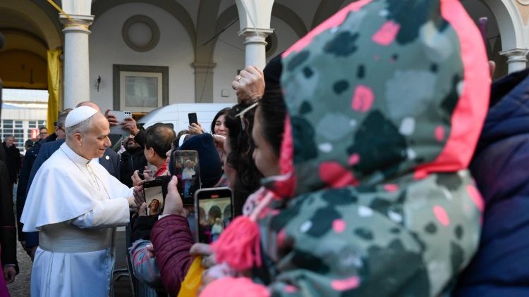 Un bambino nel suo giaccone attende l'arrivo del Papa