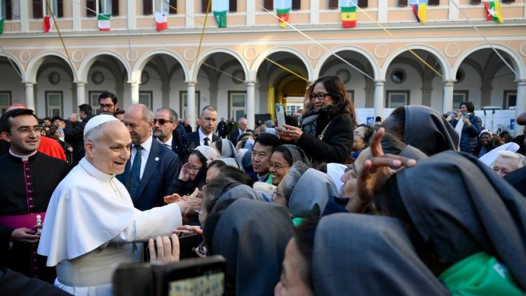 Le&atilde;o XIV sauda os fi&eacute;is presentes