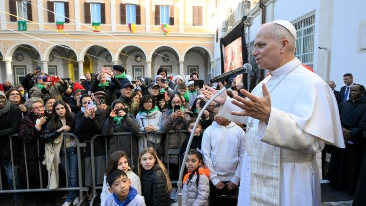 Papa akitoa salamu kabla ya misa