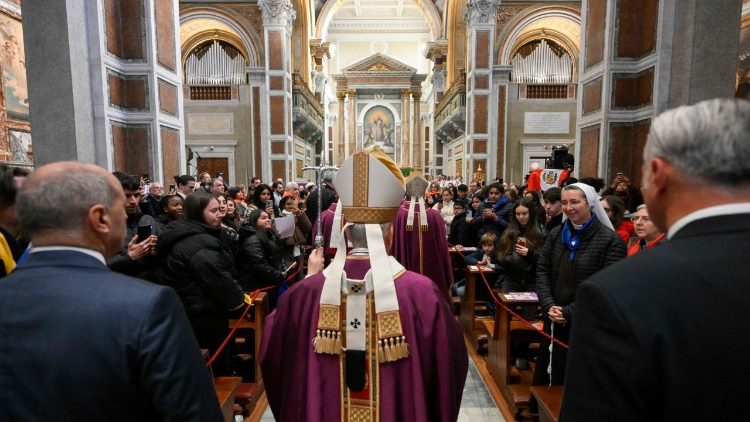  El Papa entra en la bas&iacute;lica 