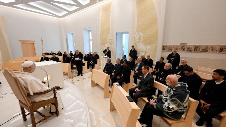 البابا يلتقي أعضاء المجلس الراعوي وجماعة الساليزيان في رعية قلب يسوع
