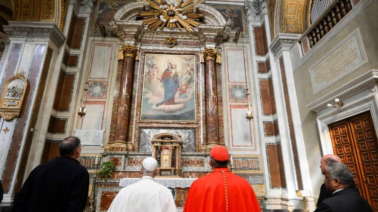 Papa akisali mbele ya Picha ya Bikira Maria Pendwa kwa Shirika la Don Bosco