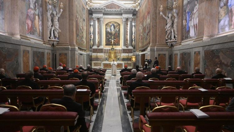 Washiriki wa Mafungo ya kiroho wakimsikiliza Papa