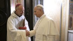 Papež Lev XIV. se loučí s biskupem Erikem Vardenem v závěru duchovních cvičení
