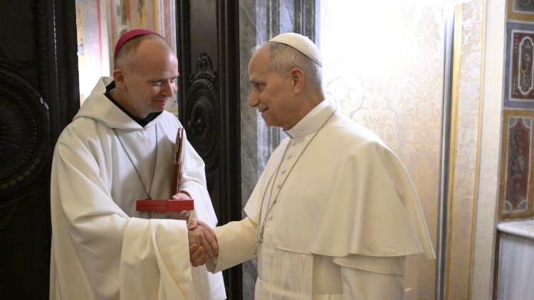 Papež Lev XIV. se loučí s biskupem Erikem Vardenem v závěru duchovních cvičení