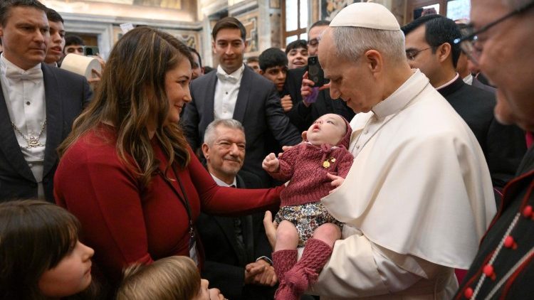 Leone XIV con alcuni laici