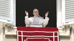 Papež Leon XIV. je z okna apostolske palače na Trgu sv. Petra vodil opoldansko molitev Angel Gospodov.