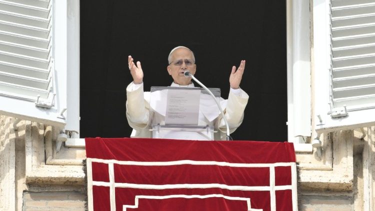 Papež Leon XIV. je z okna apostolske palače na Trgu sv. Petra vodil opoldansko molitev Angel Gospodov.