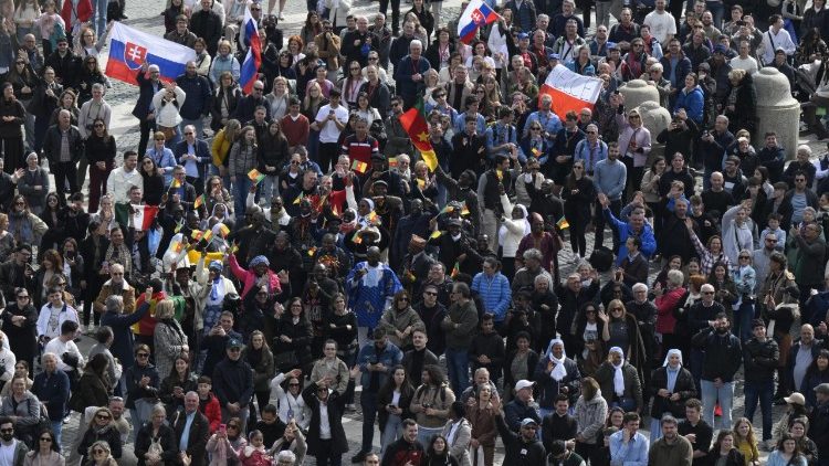 Shrom&aacute;žděn&iacute; na Svatopetrsk&eacute;m n&aacute;měst&iacute;, neděle 1. března 2026 