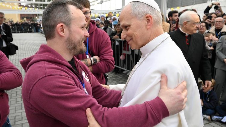 El Pont&iacute;fice firma un bal&oacute;n para los chicos de Magis