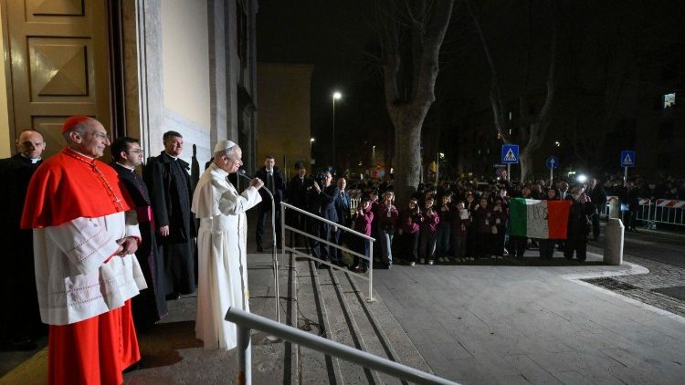 El Papa saluda a los fieles congregados fuera de la parroquia de la Ascensi&oacute;n de Nuestro Se&ntilde;or Jesucristo antes de regresar al Vaticano