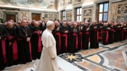 Les membres de la faculté de théologie des Pouilles et de l'Institut de théologie de Calabre reçus par le Pape en salle Clémentine, lundi 2 mars. 