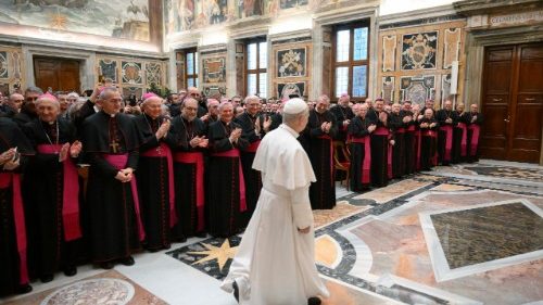 Il Papa: fare teologia insieme per disinnescare logiche di rassegnazione e indifferenza
