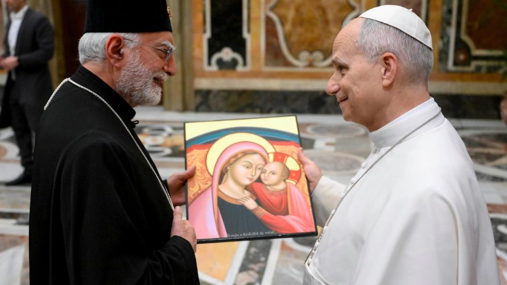 Papa në audiencë me Fakultetin Teologjik të Puglias dhe Institutin Teologjik të Kalabrisë.  (@VATICAN MEDIA), Peshkopi Arbëresh i Kozencës, Imzot Donato Oliverio i dhuron Papës Zojën e Këshillit Mirë