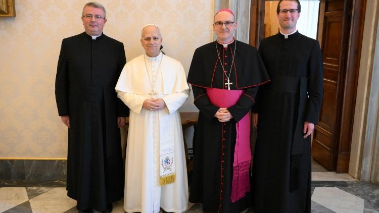 Lev XIV. s arcibiskupem Stanislavem Přibylem, sekretářem ČBK P. Romanem Czudkem a vicerektorem Papežské koleje Nepomucenum P. Václavem Šustrem