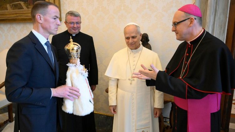 El nuevo Arzobispo de Praga regal&oacute; al Papa una imagen del Ni&ntilde;o Jes&uacute;s de Praga