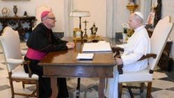 Pražský arcibiskup Stanislav Přibyl při rozhovoru s papežem Lvem XIV.