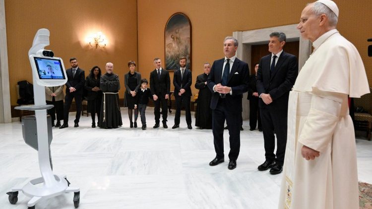 Un momento de la entrega del equipo de telemedicina