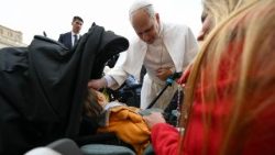 El Papa León bendice a un niño enfermo durante la Audiencia General del 4 de marzo