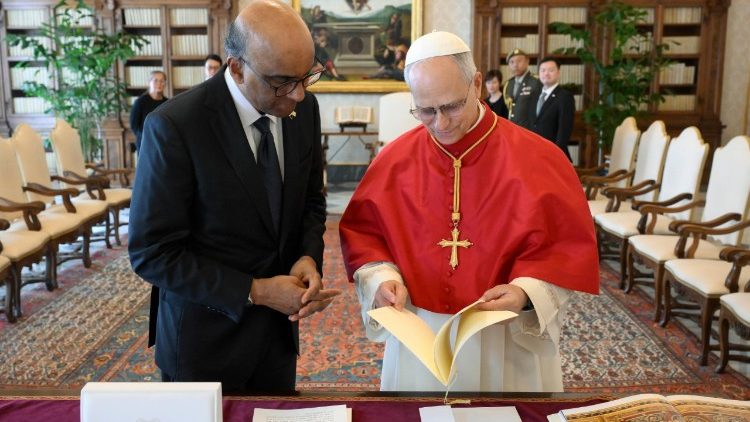 O momento da troca de presentes ao final da audi&ecirc;ncia