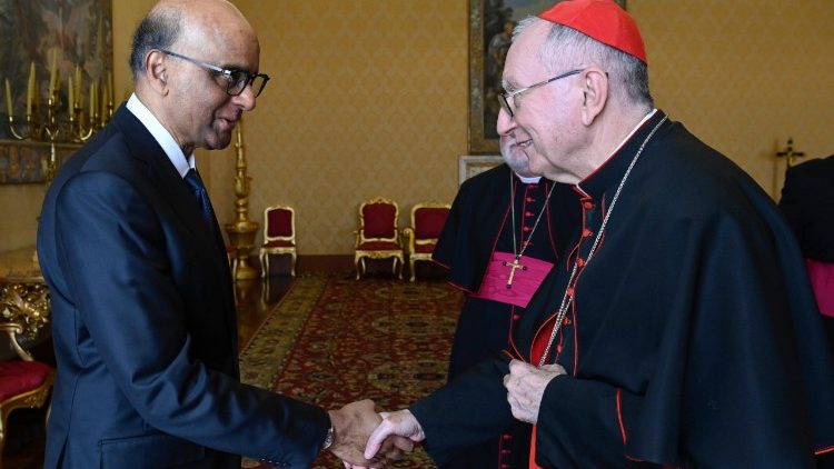 O presidente de Singapura ao ser recebido pelo cardeal Pietro Parolin