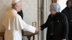 El Papa saluda a la Gobernadora General de Canadá, Mary Jeannie May Simon