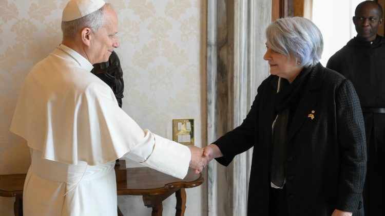El Papa saluda a la Gobernadora General de Canadá, Mary Jeannie May Simon