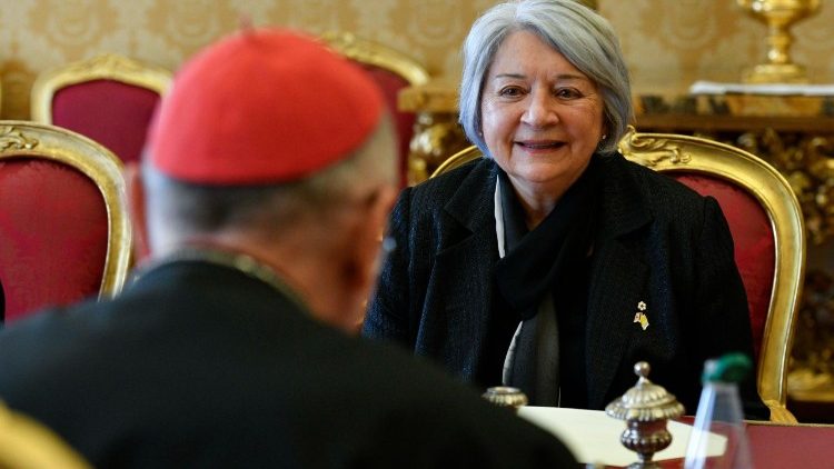 Le cardinal Pietro Parolin avec Marie Jeannie May Simon.